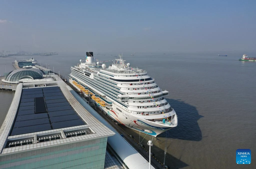 Con tàu mang tên &quot;Thành phố Phép thuật Adora&quot;. Nó khởi hành từ cảng quê hương Thượng Hải, Trung Quốc vào ngày đầu tiên của năm 2024, bắt đầu cho chuyến đi kéo dài sáu ngày đến đảo Jeju của Hàn Quốc và các thành phố Nagasaki và Fukuoka của Nhật Bản. Ảnh: Xinhua News.