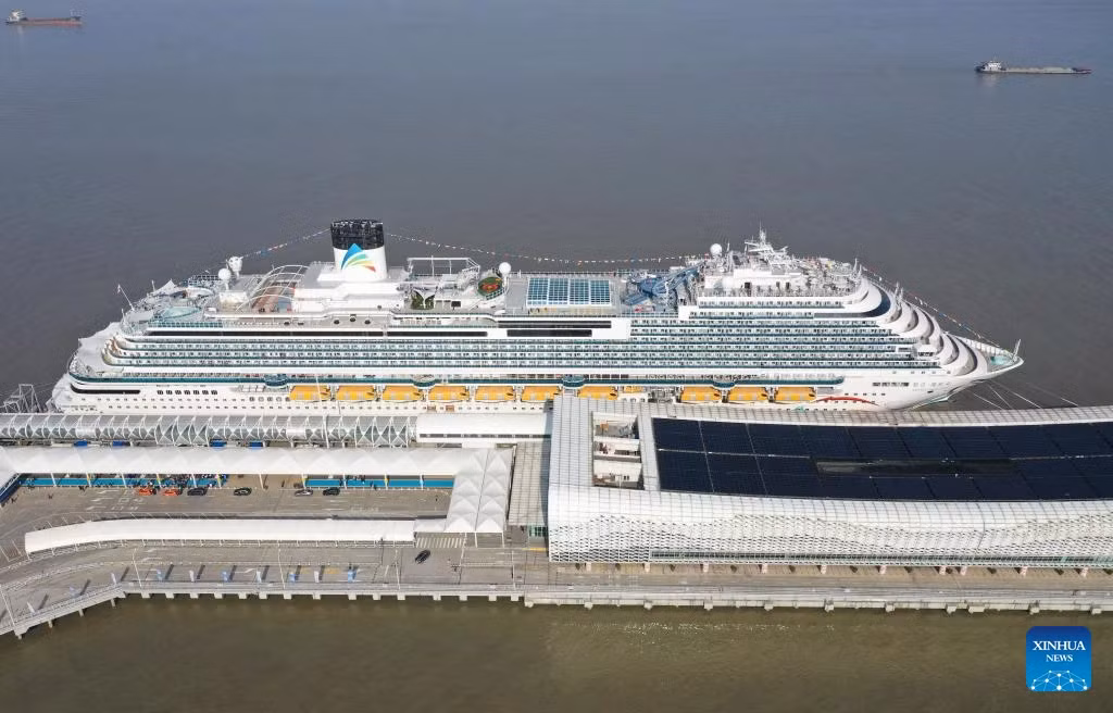 Theo công ty đóng tàu CSSC Carnival Cruise Shipping, siêu du thuyền sở hữu chiều dài 323,6 m, tổng trọng lượng 135.500 tấn, với 2.125 phòng nghỉ có tổng sức chứa lên tới 5.246 hành khách. Ảnh: Xinhua News.