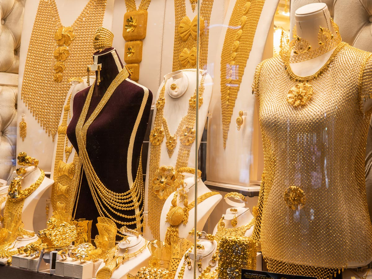 Mua sắm vàng ở Dubai Gold Souk cần có kỹ năng mặc cả. Mua sắm vàng ở Dubai Gold Souk cần có kỹ năng mặc cả.