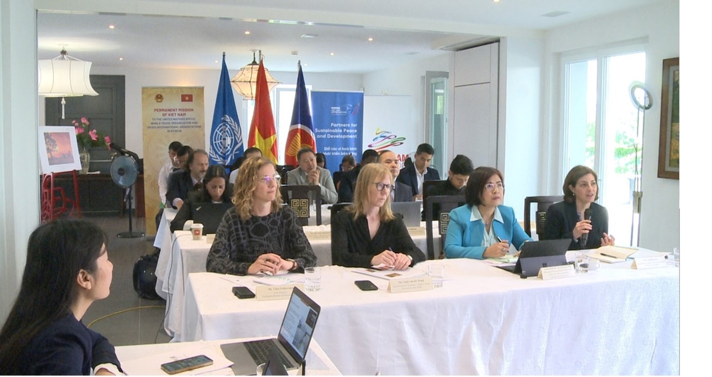 Bà Luisa Bernal (ngoài cùng bên phải), chuyên gia tài chính và phát triển bền vững, Văn phòng UNDP tại Geneva phát biểu tại Hội thảo. (Ảnh: Văn Tuấn).