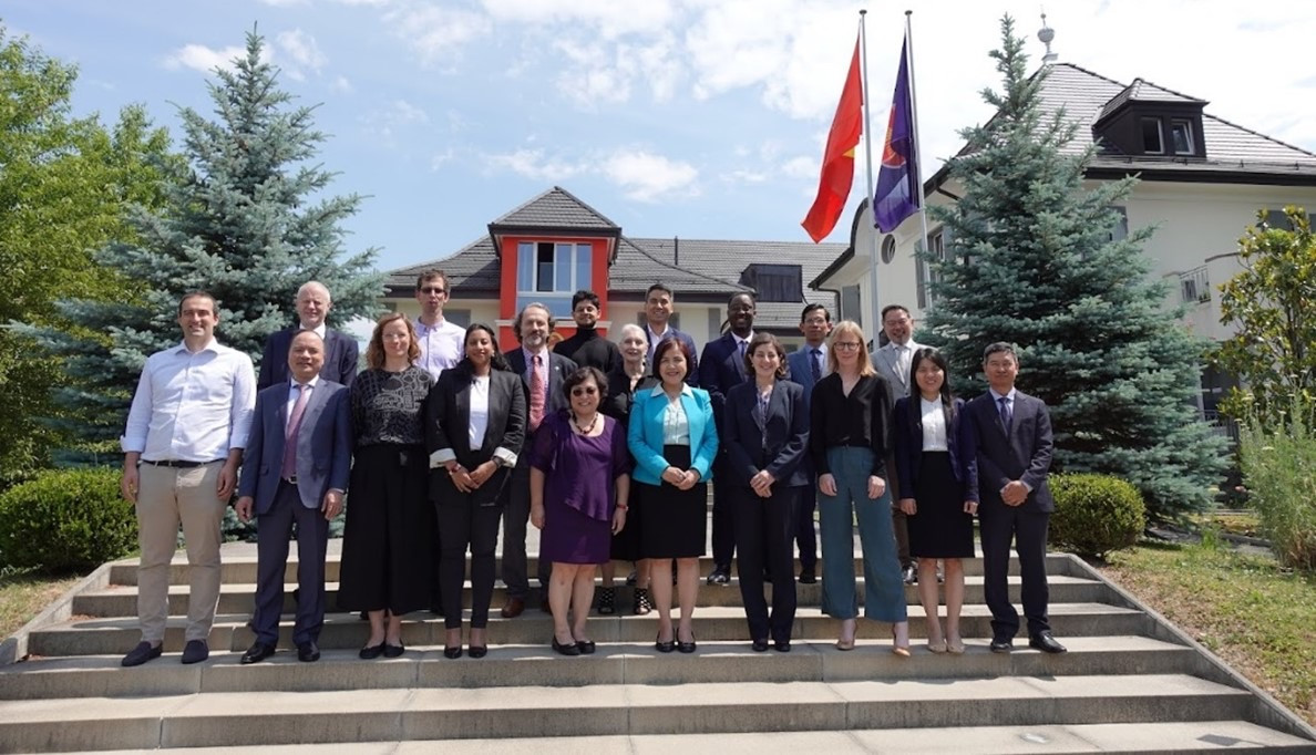 Các diễn giả và một số đại biểu quốc tế chụp ảnh lưu niệm sau hội thảo. (Ảnh: Văn Tuấn)