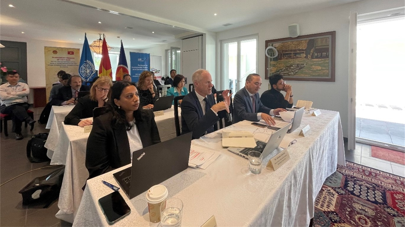 Ông Alexander Kasterine (người thứ hai từ trái sang) - Cố vấn cấp cao, Trung tâm Thương mại Quốc tế (ITC), bà Vahini Naidu (người ngoài cùng bên trái) - Điều phối viên Chương trình Thương mại vì phát triển, Trung tâm phương Nam tại Hội thảo. (Ảnh: Văn Tuấn)