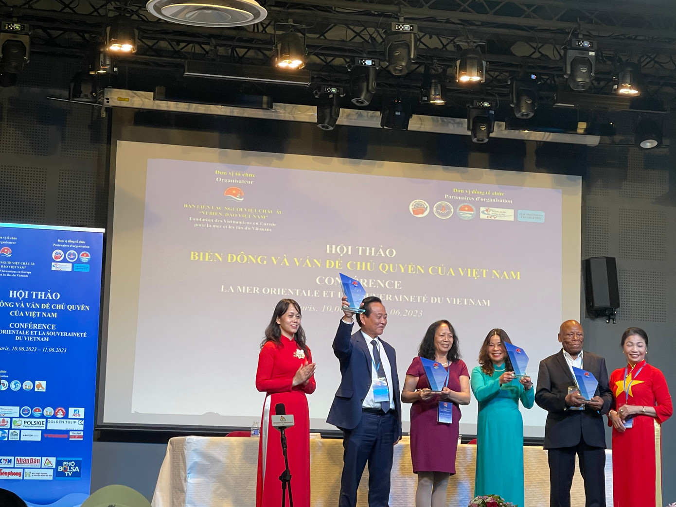 Các diễn giả và Ban tổ chức Hội thảo “Biển Đông và vấn đề chủ quyền của Việt Nam”. (Ảnh: L.A) Các diễn giả và Ban tổ chức Hội thảo “Biển Đông và vấn đề chủ quyền của Việt Nam”. (Ảnh: L.A)