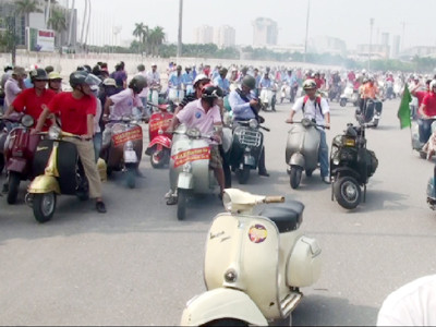 Đoàn xe cổ được tập hợp trước sân vận động Mỹ Đình