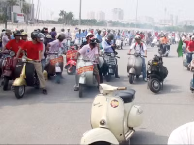 Đoàn xe cổ được tập hợp trước sân vận động Mỹ Đình