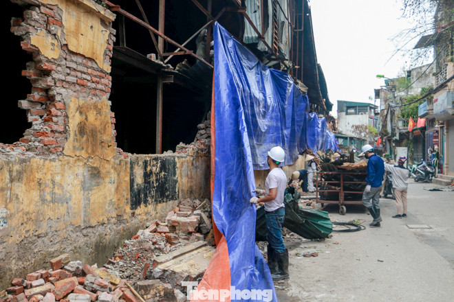 Sau một tuần, hiện trường vụ cháy Công ty Rạng Đông mới được phủ bạt ảnh 7