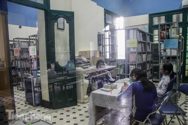 Vẻ đẹp mê mẩn của thư viện nằm trong biệt thự hơn 100 tuổi ảnh 7