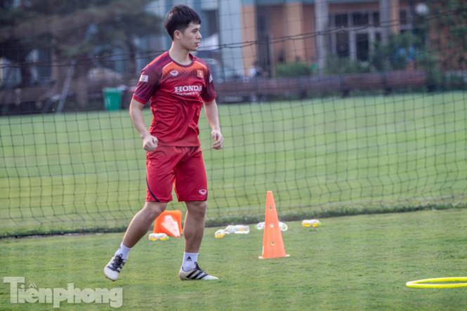 Huy Toàn lạc lõng, lặng nhìn đồng đội luyện binh trên sân tập ảnh 10