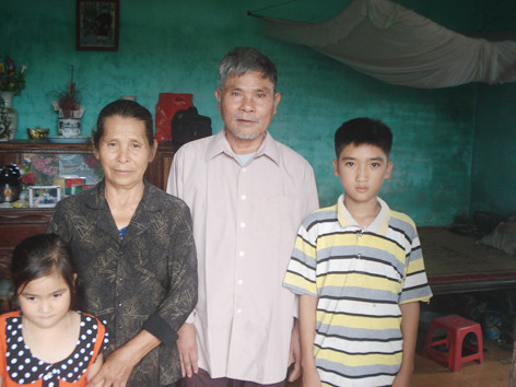 Vợ chồng ông Khoát, bà Thu và các cháu. Ảnh: nguyễn trường . Vợ chồng ông Khoát, bà Thu và các cháu. Ảnh: nguyễn trường