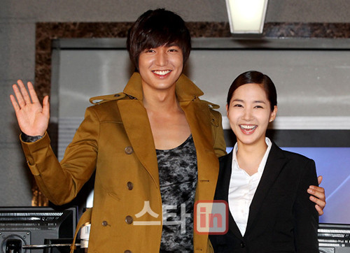 Lee Min Ho và Park Min Young trở thành một cặp sau khi đóng chung City Hunter. Họ chia tay từ cuối năm 2011