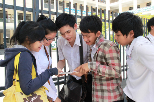 Thí sinh Đà Nẵng trao đổi bài sau giờ thi