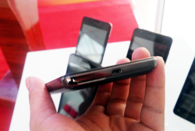 Máy có thiết kế khá mỏng, cầm tương đối chắc tay. Máy có thiết kế khá mỏng, cầm tương đối chắc tay