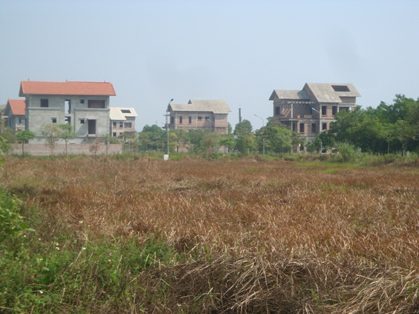 Gọi là đô thị mới nhưng những nóc nhà này không khác gì mọc lên giữa cánh đồng hoang vu