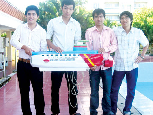 Các sinh viên khoa Kỹ thuật giao thông bên mô hình tàu lặn hoàn thành. Ảnh: Nguyễn Chung