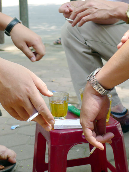 Điếu thuốc và chén nước: Quá đủ cho một cuộc gặp gỡ