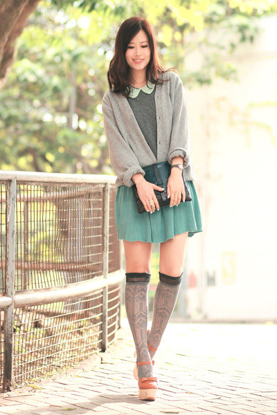 Mix váy ngắn cùng với tất cao quá đầu gối sẽ đem lại cho bạn vẻ dễ thương mà vẫn rất cá tính. Vẻ đẹp dịu dàng và dễ thương của chân váy xòe kết hợp với vẻ đẹp thanh lịch của áo sơ mi tạo nên một phong cách cực hoàn hảo. Váy ngắn + áo pull = một phong cách đậm chất teen Thêm áo khoác nhẹ nhàng cho ngày trở gió Áo sơ mi diện trong áo len hoặc áo pull mix cùng chân váy sẽ đem lại cho bạn vẻ trẻ trung thanh lịch.