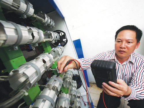  Thạc sĩ Nguyễn Văn Diện và máy ozone công nghiệp - Ảnh: Đào Ngọc Thạch 