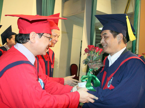 Học viên Nguyễn Văn Thinh (khiếm thị) nhận bằng cử nhân