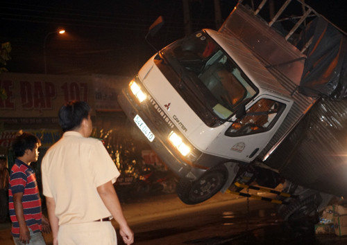 Cứu nạn xe tải bị lật. Do có dấu hiệu uống bia rượu nên lái xe tải đã được lực lượng Cảnh sát giao thông đưa đi kiểm tra nồng độ cồn