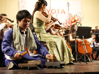 “Bác thợ rèn” trên sân khấu Nhà hát Lớn Hà Nội cùng Dàn nhạc Giao hưởng Việt Nam Ảnh: N.M.Hà