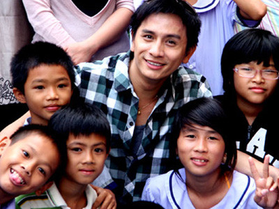 Đình Toàn vui cùng các cháu thiếu nhi