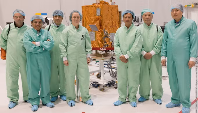 Vệ tinh VNREDSat-1 tại Trung tâm thử nghiệm của sân bay vũ trụ Kourou, Guyana thuộc Pháp trước khi được lắp đặt vào khoang chở hàng trên tên lửa đẩy VEGA (Ảnh: Ban quản lý dự án vệ tinh nhỏ - Viện Hàn lâm Khoa học và công nghệ Việt Nam cung cấp)