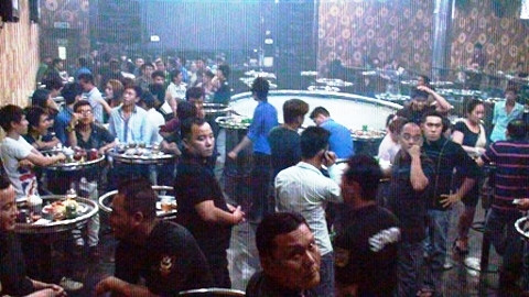 Cảnh trong vũ trường