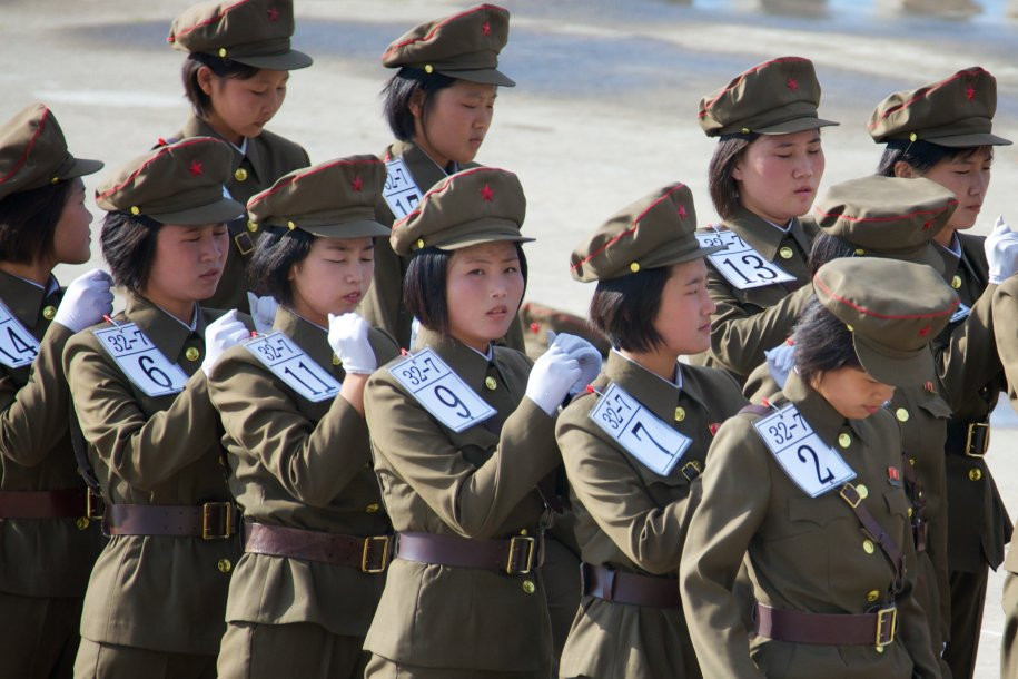 Nữ binh lính Triều Tiên trong một đợt huấn luyện hồi cuối năm 2012. Nữ binh lính Triều Tiên trong một đợt huấn luyện hồi cuối năm 2012