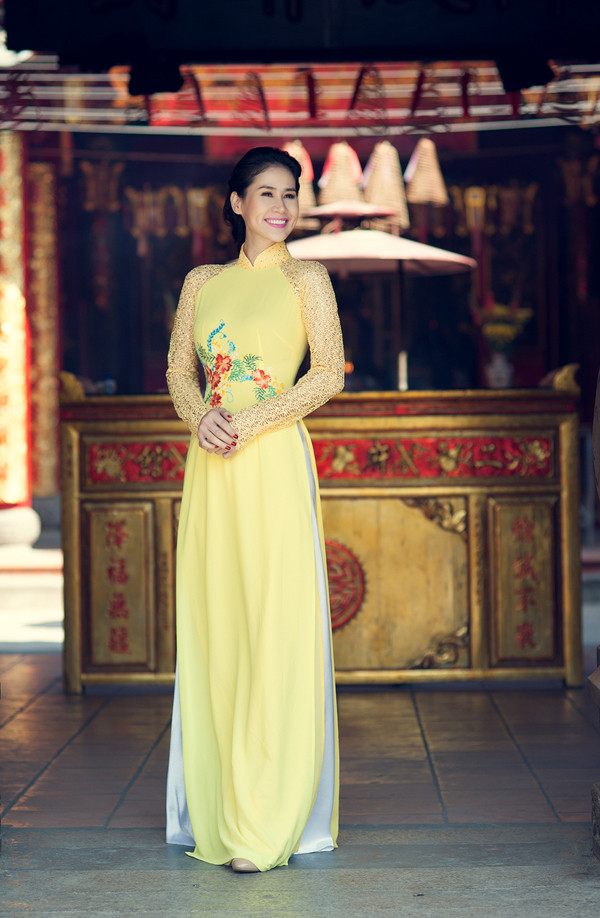 Thân Thúy Hà tươi trẻ với áo dài đi vãn cảnh chùa ảnh 10