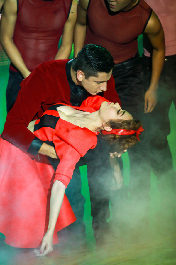 Ngân Khánh khoe vòng 1 nóng bỏng, hôn bạn nhảy ảnh 5