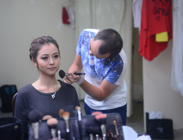 Jennifer Phạm đẹp kiêu sa với đầm dạ hội đỏ rực ảnh 1