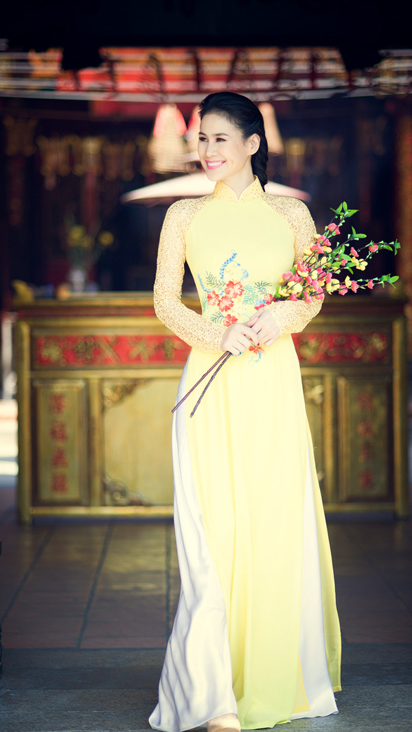 Thân Thúy Hà tươi trẻ với áo dài đi vãn cảnh chùa ảnh 2