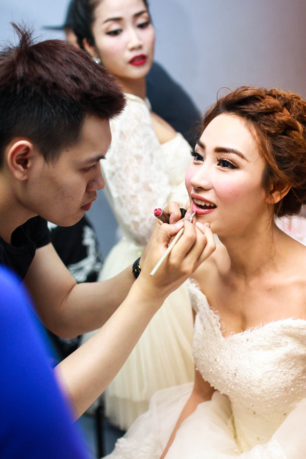 Ngân Khánh khoe vòng 1 nóng bỏng, hôn bạn nhảy ảnh 1