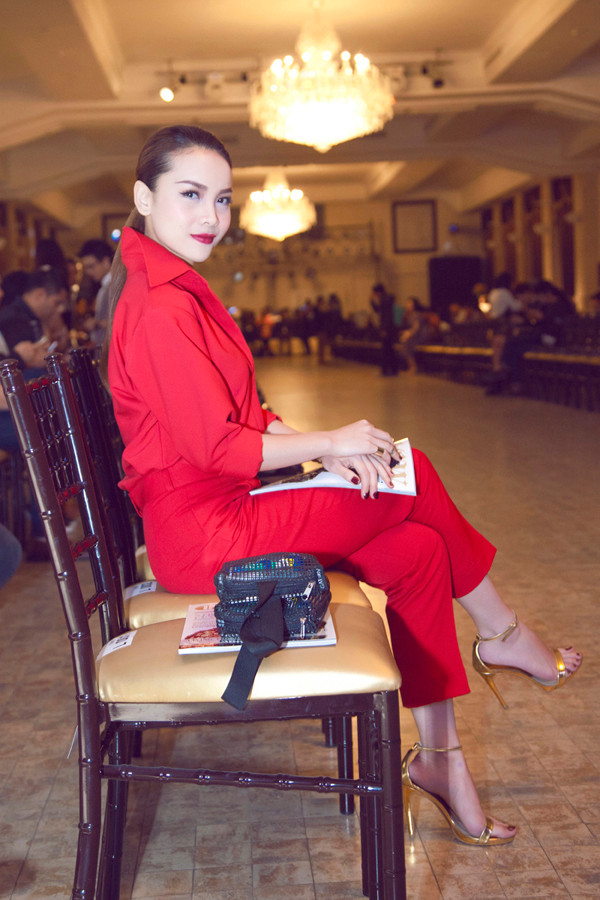 Yến Trang 'chuẩn men' bên dàn mẫu nam Thái Lan ảnh 4