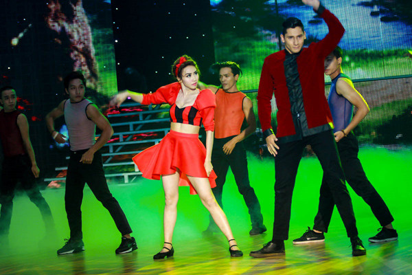 Ngân Khánh khoe vòng 1 nóng bỏng, hôn bạn nhảy ảnh 4