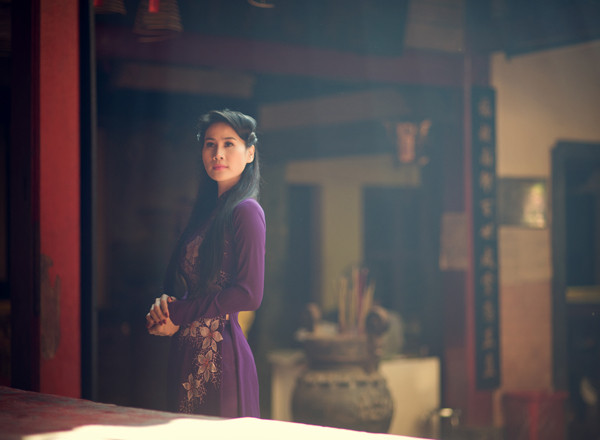 Thân Thúy Hà tươi trẻ với áo dài đi vãn cảnh chùa ảnh 6