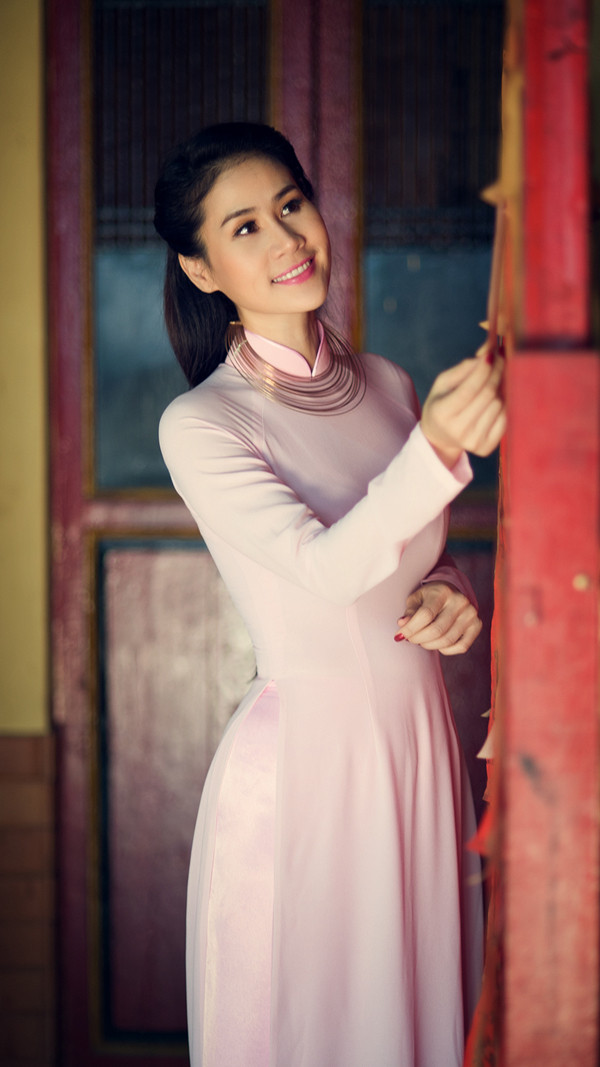 Thân Thúy Hà tươi trẻ với áo dài đi vãn cảnh chùa ảnh 7