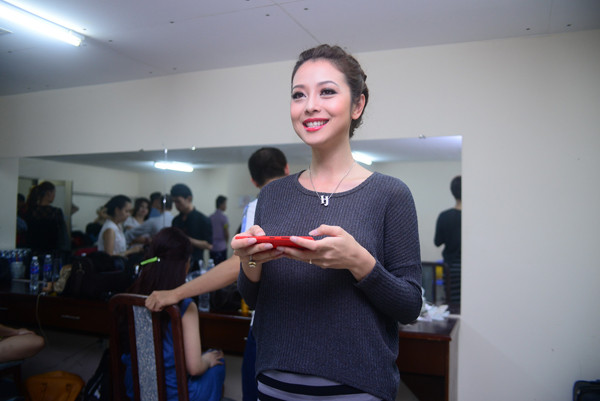 Jennifer Phạm đẹp kiêu sa với đầm dạ hội đỏ rực ảnh 4