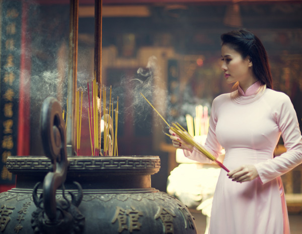 Thân Thúy Hà tươi trẻ với áo dài đi vãn cảnh chùa ảnh 9