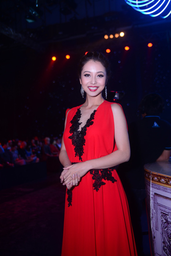 Jennifer Phạm đẹp kiêu sa với đầm dạ hội đỏ rực ảnh 10