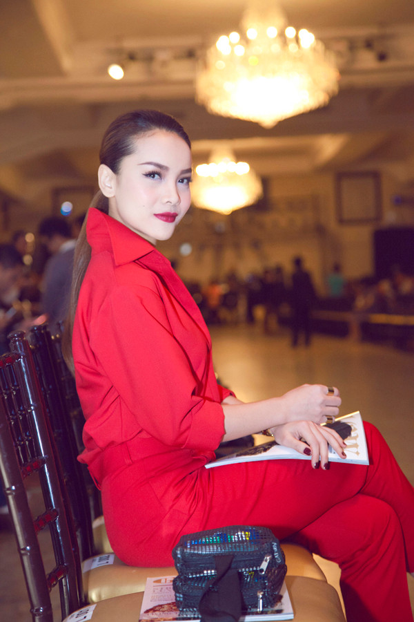 Yến Trang 'chuẩn men' bên dàn mẫu nam Thái Lan ảnh 3