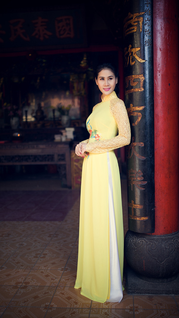 Thân Thúy Hà tươi trẻ với áo dài đi vãn cảnh chùa ảnh 4