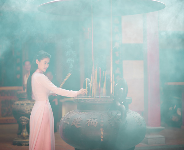 Thân Thúy Hà tươi trẻ với áo dài đi vãn cảnh chùa ảnh 8