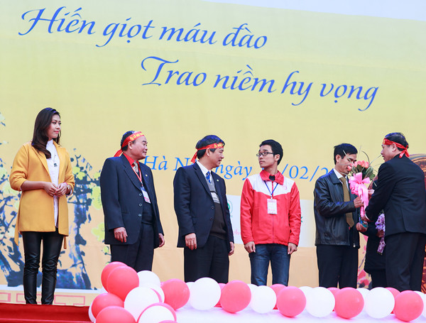 Nguyễn Thị Loan tích cực kêu gọi hiến máu ảnh 1