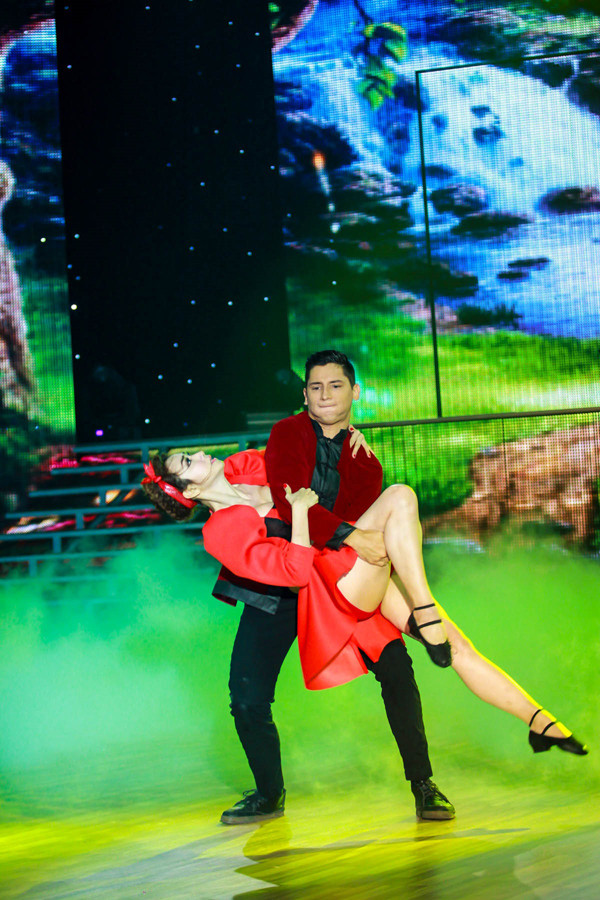 Ngân Khánh khoe vòng 1 nóng bỏng, hôn bạn nhảy ảnh 7