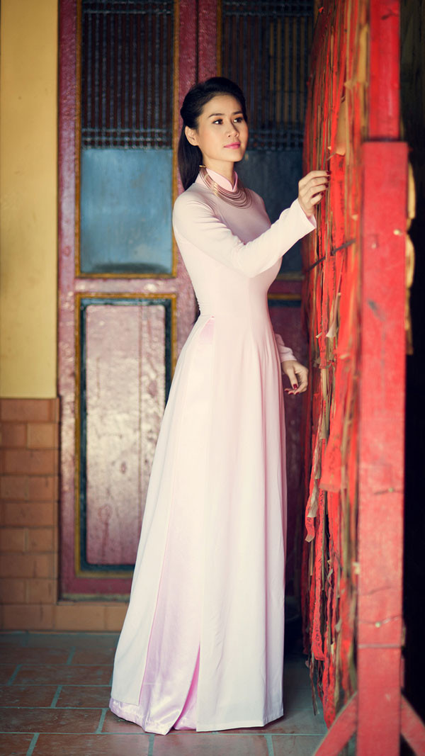 Thân Thúy Hà tươi trẻ với áo dài đi vãn cảnh chùa ảnh 1