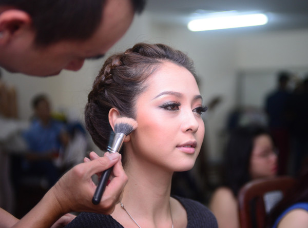 Jennifer Phạm đẹp kiêu sa với đầm dạ hội đỏ rực ảnh 2