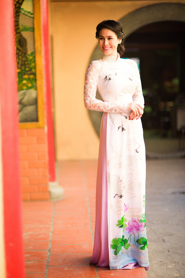 Thân Thúy Hà tươi trẻ với áo dài đi vãn cảnh chùa ảnh 3