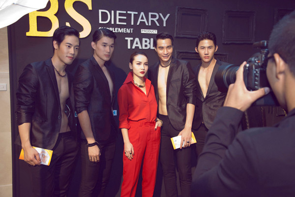 Yến Trang 'chuẩn men' bên dàn mẫu nam Thái Lan ảnh 7