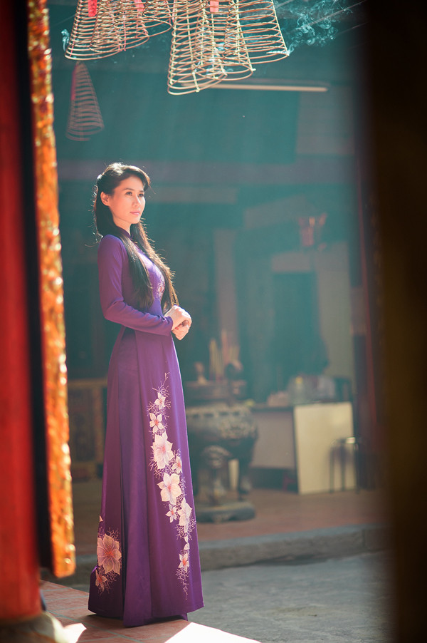 Thân Thúy Hà tươi trẻ với áo dài đi vãn cảnh chùa ảnh 5